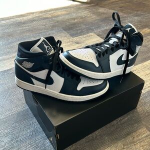 Air Jordan 1 mid basketball shoes